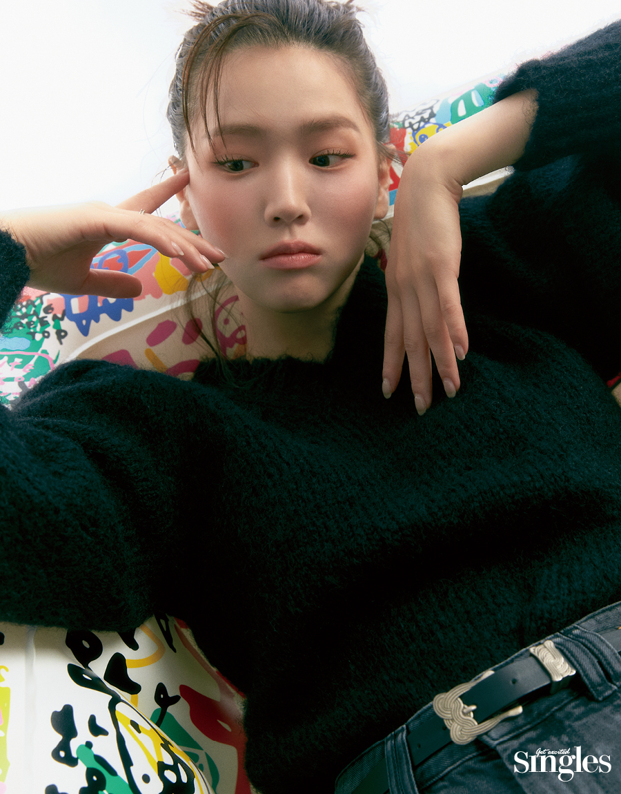 김지은이 이자벨 마랑을 착용하고 촬영한 싱글즈 화보